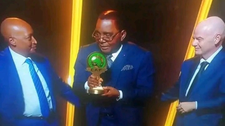 Le Président de la République Paul Biya reçoit le prix CAF de l'excellence représenté par le Ministre Phillipe Mbarga Mboa