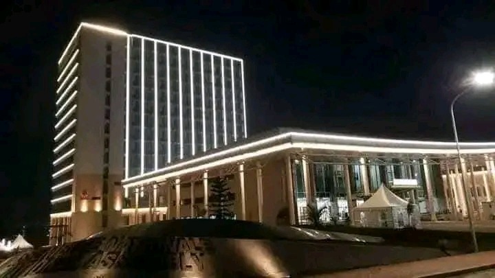 « Palais des Verres Paul BIYA » c'est le nom du siège du parlement du Cameroun