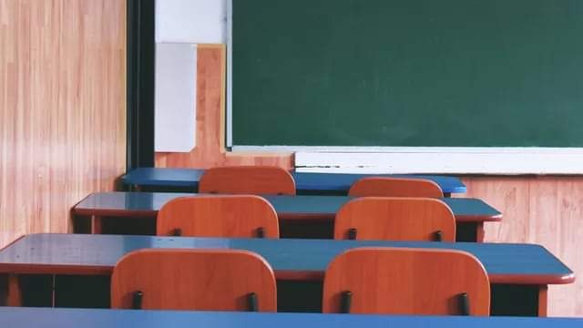 L’Algérie explique pourquoi elle bannit les programmes scolaires français