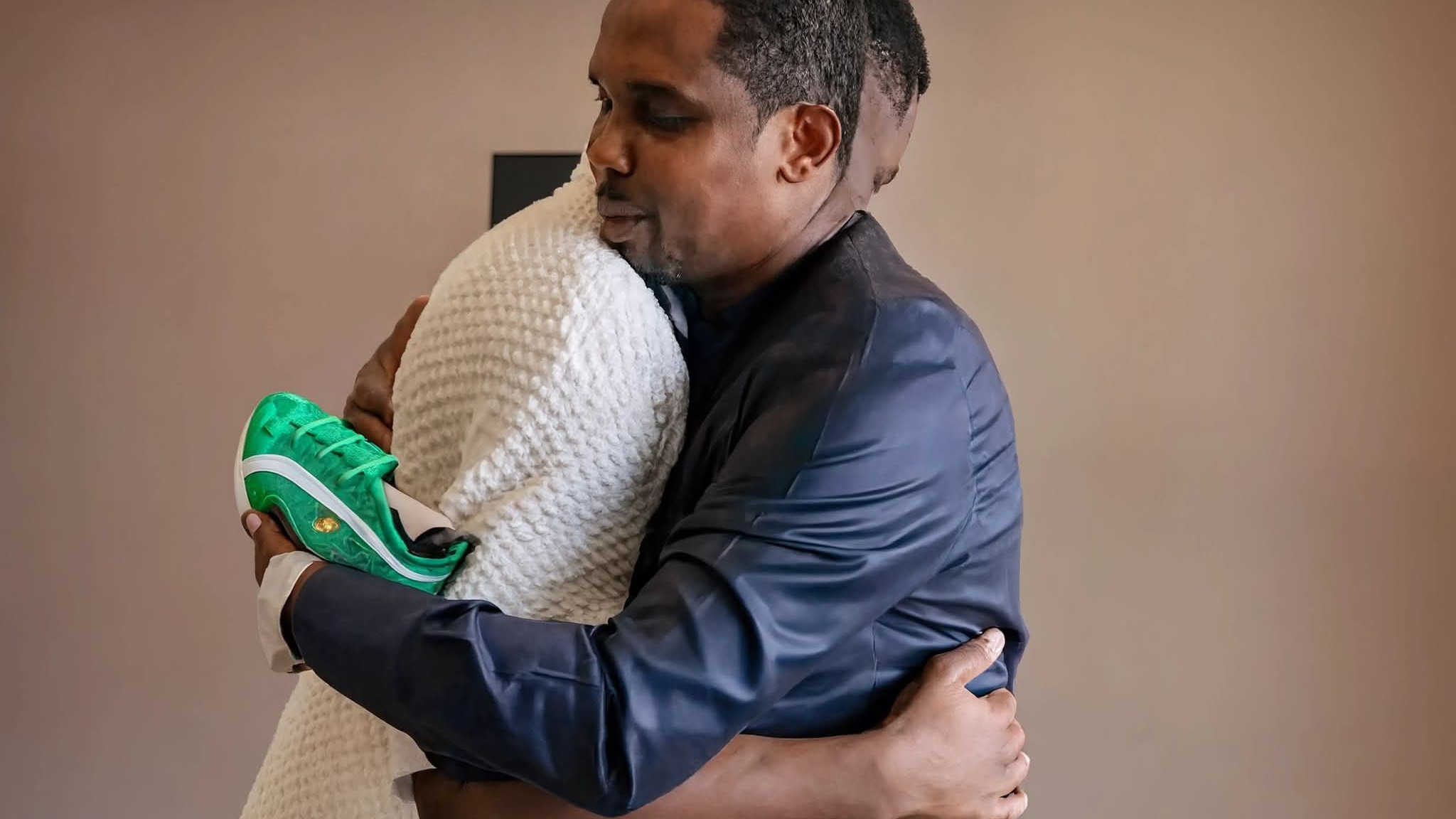Kofane remet sa godasse à Samuel Eto'o : un geste d'humilité qui symbolise la transmission dans le football camerounais