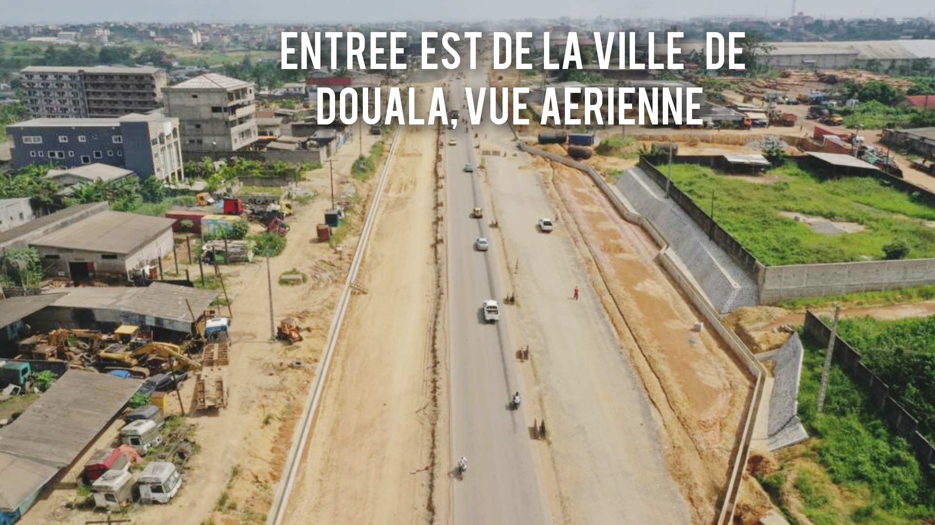 MAG Sarl réalise une planche d'essai de la couche de fondation en 0/31,5 à l'entrée de Douala 