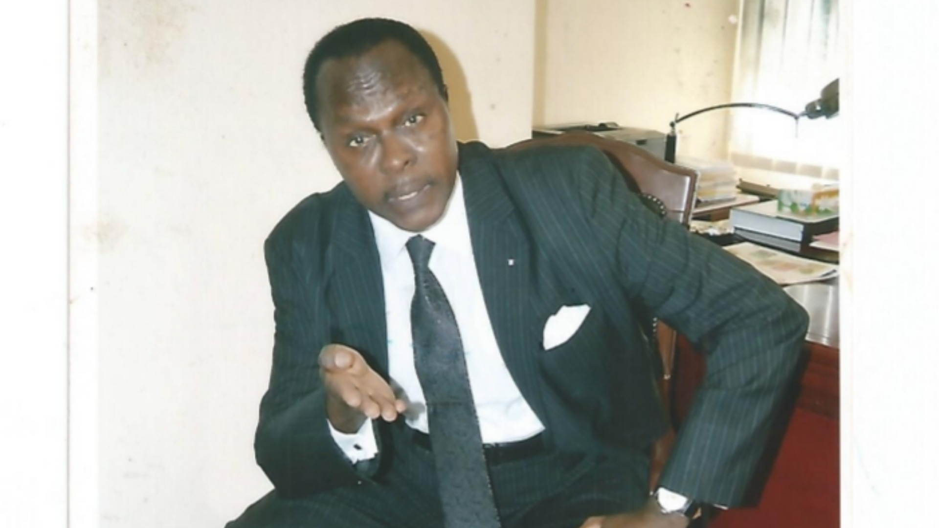Monsieur le Maire de Douala 1er: PRATIQUES SCANDALEUSES ET MAFIEUSES, SUR LES SOUCHES DES ACTES DE NAISSANCE ET DES ACTES DE MARIAGE DES ACTES DE DECES: CAS DE MADEMOISELLE KAPCHE EUGENIE