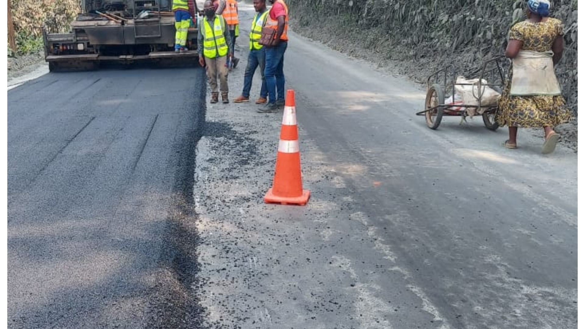 Entretien confortatif de la Nationale 5, Douala-Bafoussam : l’entreprise débute la mise en œuvre de béton bitumineux sur la section pont du Nkam-Bandjoun