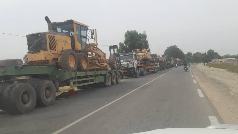 Route Bogo-Pouss: l’entreprise, adjudicataire des travaux du lot 2, Guirvidig-Pouss (30,86 km) achemine ses engins à Maroua