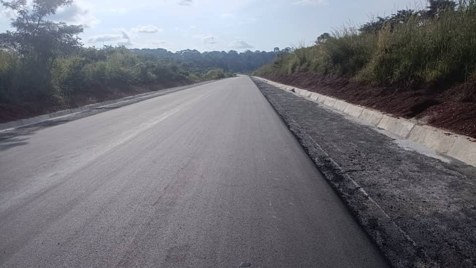 Route Mankim-Meteing : l’entreprise évolue dans la pose du béton bitumineux