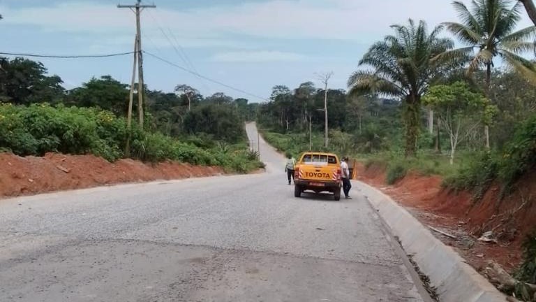 Bitumage de la route Ekong-Bengbis: l’entreprise effectue les travaux de chaussées sur la section carrefour Ekong-Carrefour Biyébé (18,3 Km)