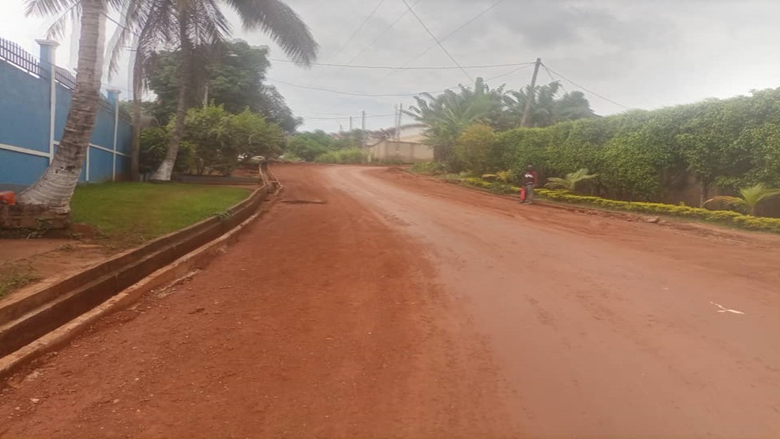 Bitumage Des Routes Communales : Des Travaux En Exécution Sur Le Tronçon Carrefour Express Union Messassi, Entrée Centre Scolaire D’état Civil Et Bretelle