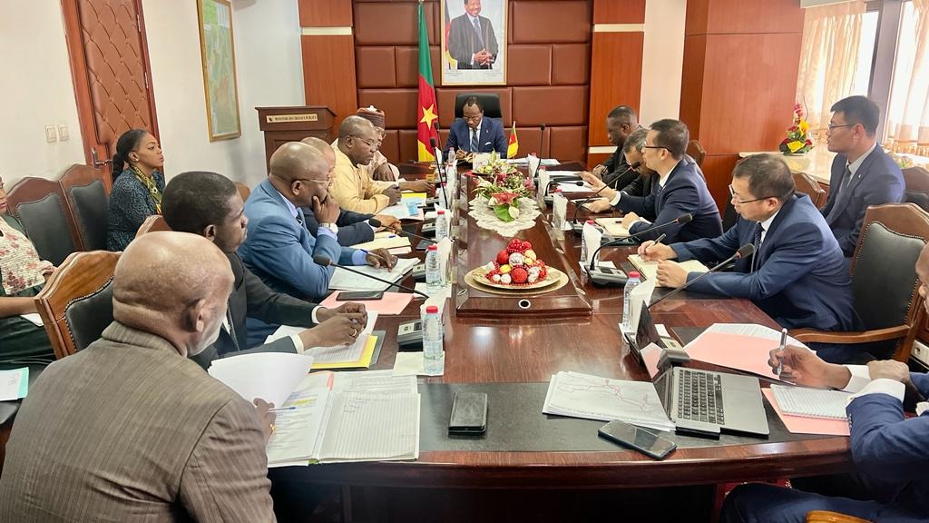 Phase 2 de l’autoroute Yaoundé-Douala: une concertation entre le MINTP et l’entreprise CFHEC