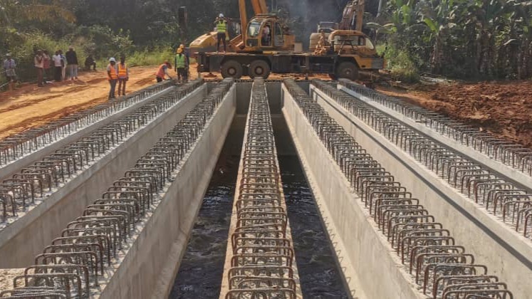 Commune de Ngog-Mapubi: un pont à poutres en construction sur la rivière Pougue
