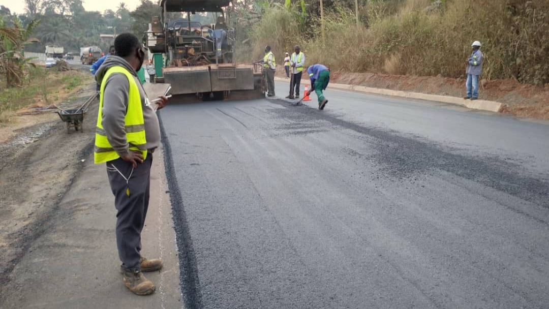Babadjou-Matazem : 15 km/17 km de béton bitumineux réalisés sur la section Babadjou-Bamenda