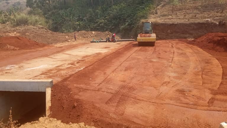Voie de contournement de la ville de Bamenda : les terrassements sont quasiment achevés