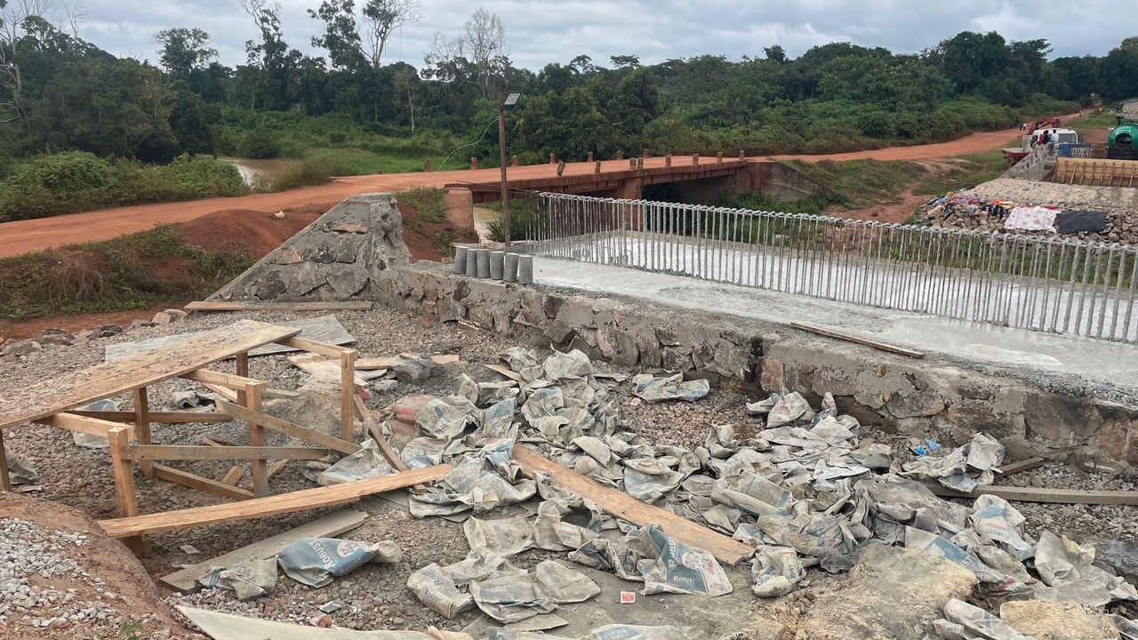 Pont en structure métallique Acrow sur la rivière Mama  dans la région de l’Est : le coulage des culées sur les deux rives achevé 