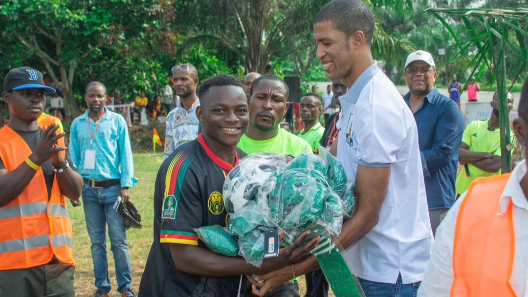 Cameroun : vacances utiles  L'honorable Jonathan engamba donne la joie aux jeunes de yemvack