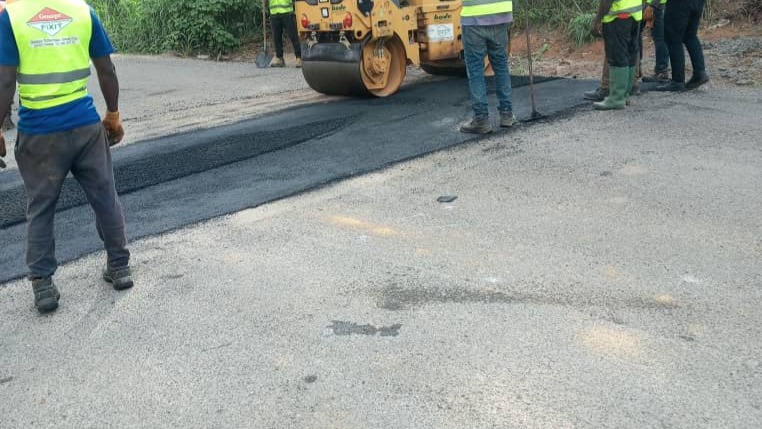 Entretien de la route Ebolowa-Ambam-Kye-Ossi : l’entreprise Groupe Fixit travaille sur la section Ebolowa-Meyo