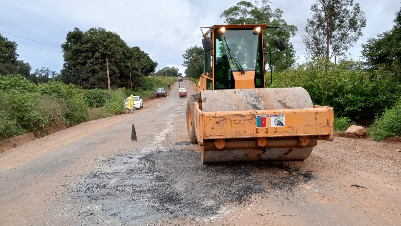 Entretien en régie de la route Ngaoundéré-Garoua: les équipes du MINTP poursuivent leurs opérations sur le terrain