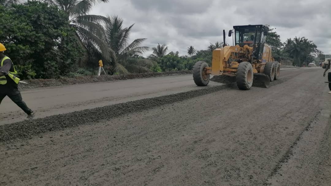 Nationale N°5, Douala-Bafoussam : l’entreprise effectue des travaux de traitement de la chaussée à Souza
