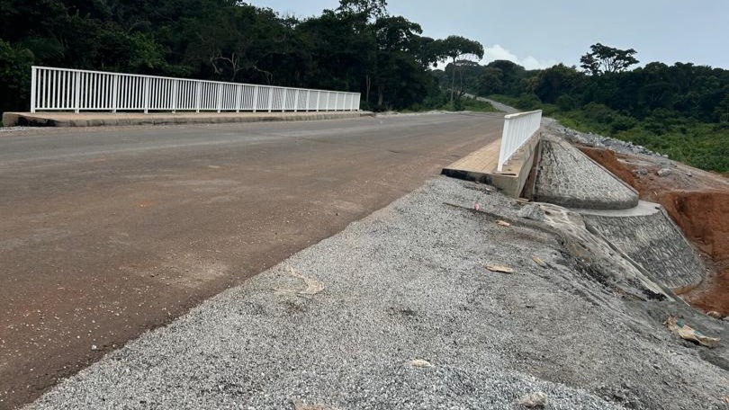 Route Mankim – Meteing : l’entreprise achève les travaux de chaussée et amorce l’achèvement des ouvrages