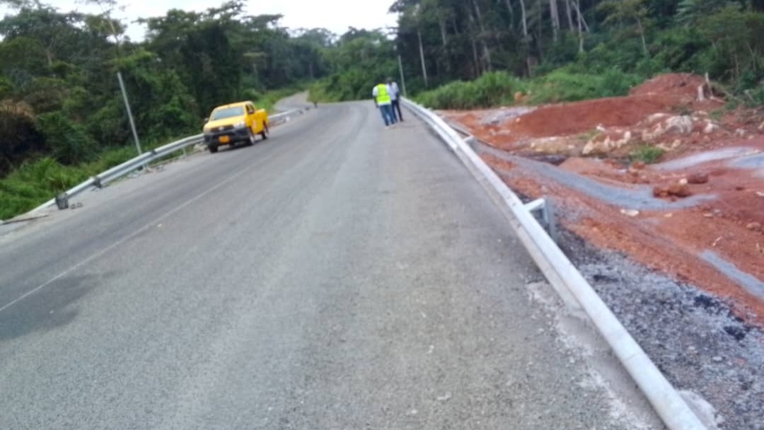 Bitumage de la route Ekong-Carrefour Biyebe : l’entreprise réalise les tâches restantes