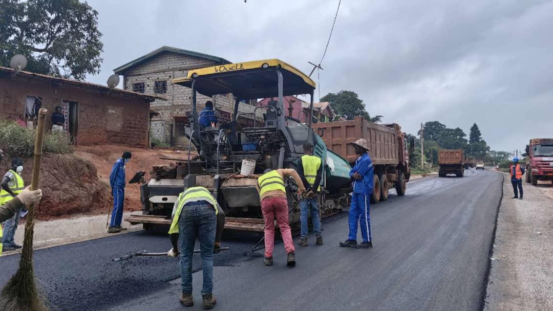 Construction de la route Awae-Esse-Soa : l’entreprise progresse dans ses travaux