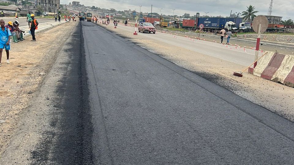 Entrée Est de la ville de Douala : l’entreprise effectue une planche d’essai pour la couche de roulement