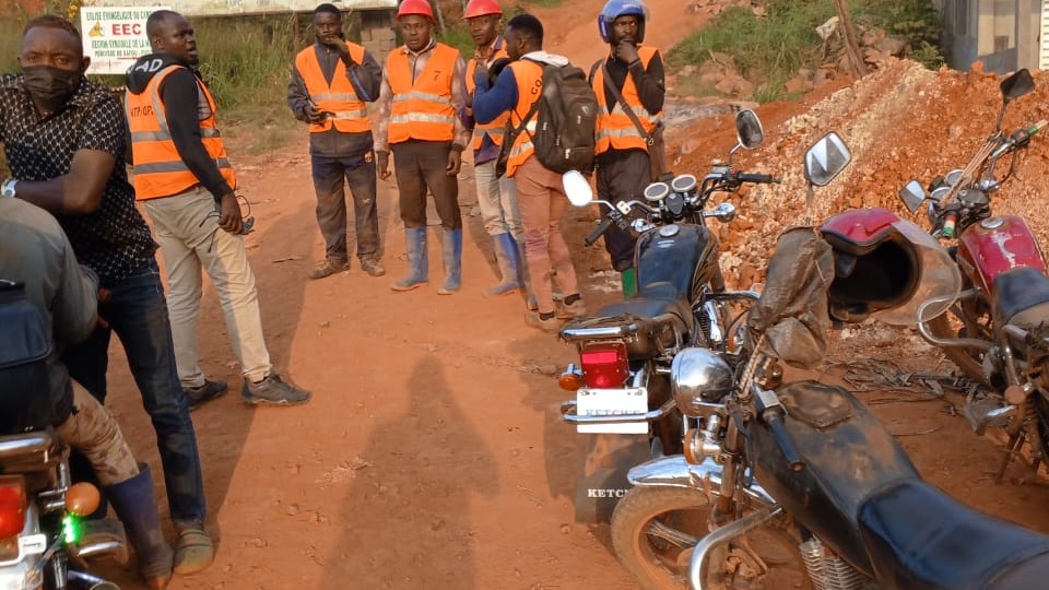 Contournement de la Falaise de Dschang: les équipes du MINTP mènent des  investigations topographiques sur le terrain