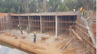 Construction de la route Ndjolé- Mankim : les travaux de terrassement sont quasiment achevés et l’entreprise progresse dans la mise en œuvre du béton bitumineux