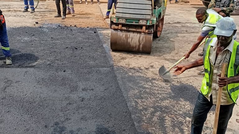 Route Kumba-Ekondo Titi : les travaux de mise en œuvre de la couche de roulement en béton bitumineux démarrent