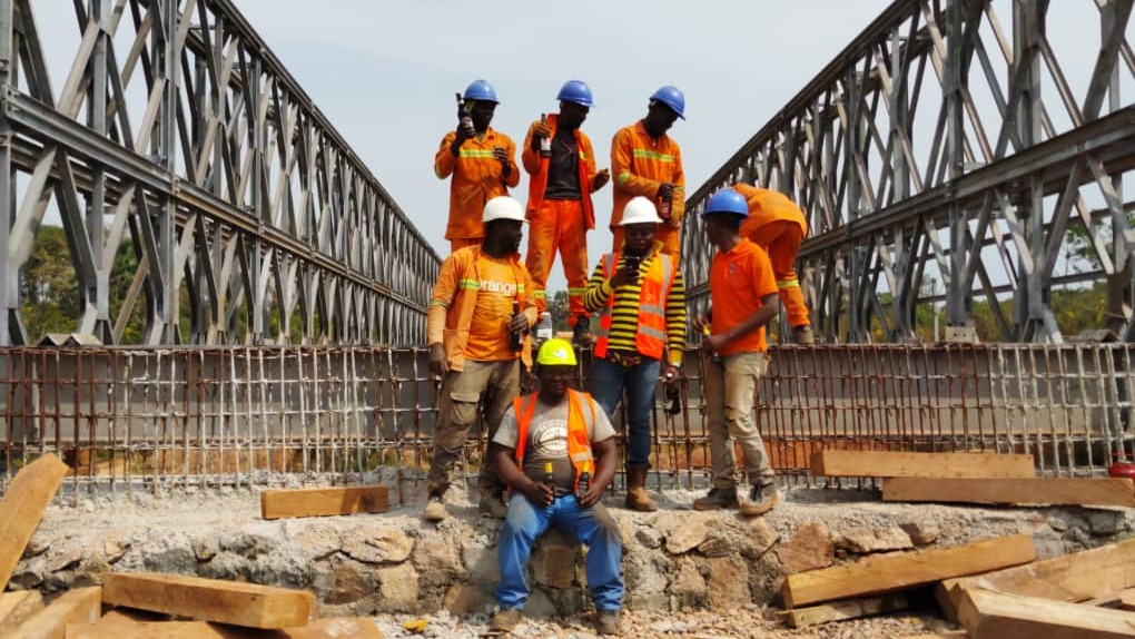 Pont en structure métallique sur la rivière Mama, région de l’Est : le tablier est posé
