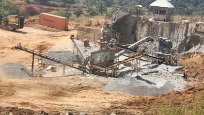 Construction du lot Nkambe – Misaje : la production  des agrégats démarre avec la mise en service d’un concasseur
