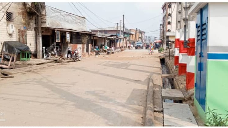 Aménagement en pavés autobloquants de la rue 2.453 dans la ville de Douala et travaux connexes: l'entreprise appelée à accélérer la cadence des travaux