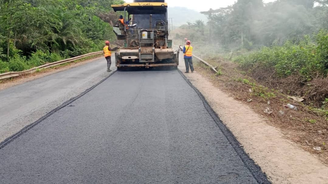 Travaux d’entretien confortatif de la Nationale 3, Yaoundé-Douala : le traitement de la chaussée s’intensifie sur la section Edéa-Pont sur la Dibamba