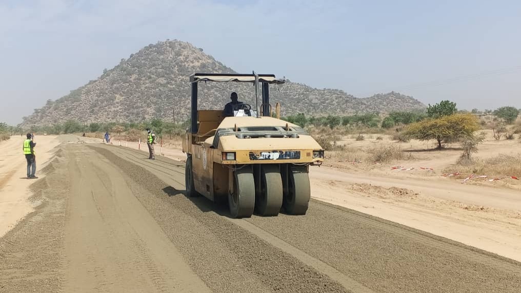 Route Mora-Dabanga-Kousseri : les travaux de mise en œuvre de la couche de fondation sur la section Mora-Tchakamari ont débuté