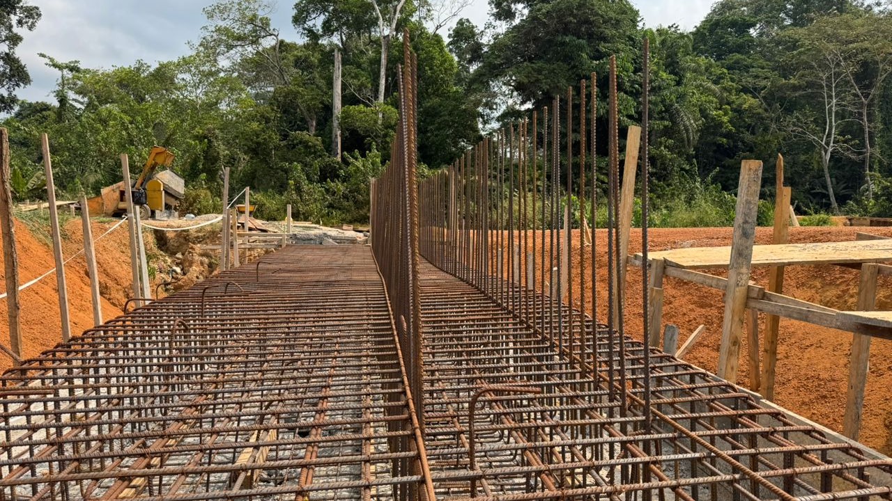 Pont en structures métalliques Acrow sur la rivière Didim: le ferraillage de la semelle a débuté