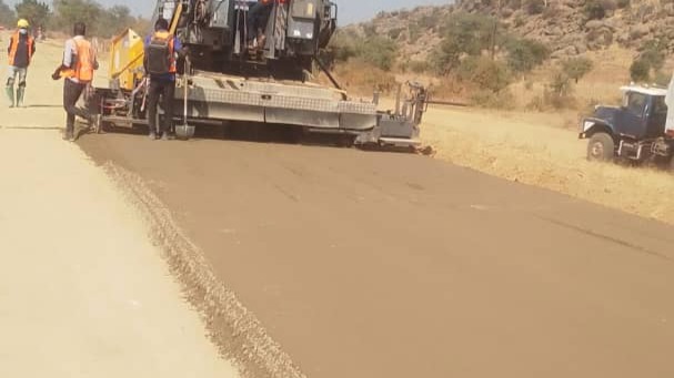 Section Mora-Tchakamari : l’entreprise a poursuivi la mise en œuvre de la couche de fondation au finisher s’est poursuivie