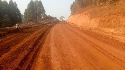 Construction du lot Kumbo – Ndu dans la région du Nord-ouest : l’entreprise évolue dans les travaux de mise en œuvre de la couche de fondation