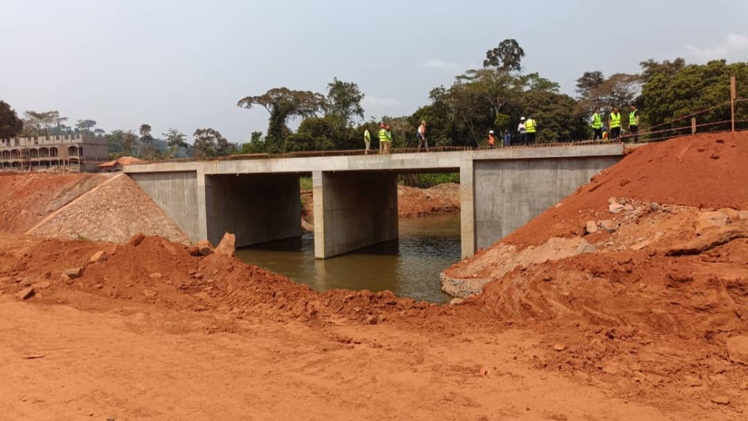 Construction de la route Awae-Esse-Soa: le pont sur l'Afamba mis en service
