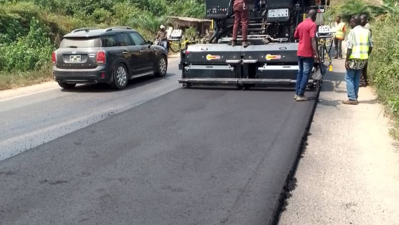 Entretien de la route Edéa-Kribi : l’entreprise SOMAF démarre le traitement des larges bandes sur la section Pont Bivouba-Kribi
