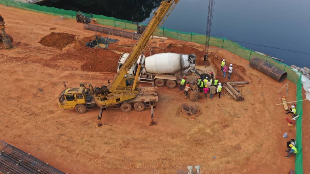 Construction d’un pont et de ses accès sur le fleuve Nyong à Malombo : les pieux de l’ouvrage sortent peu à peu de terre