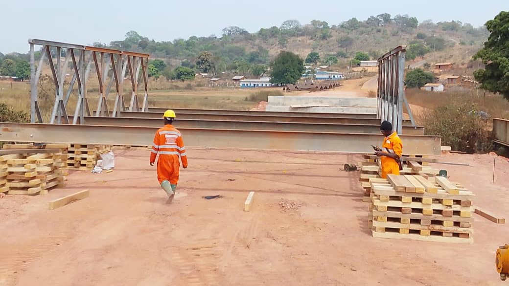 Pont en structure métallique Acrow sur la rivière Taram: début de l'assemblage des éléments métalliques