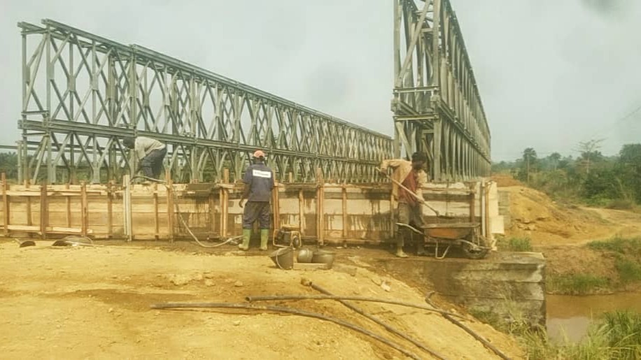 Pont en structures métalliques Acrow sur la rivière Ngoum à Kekem: démarrage des travaux d’accès