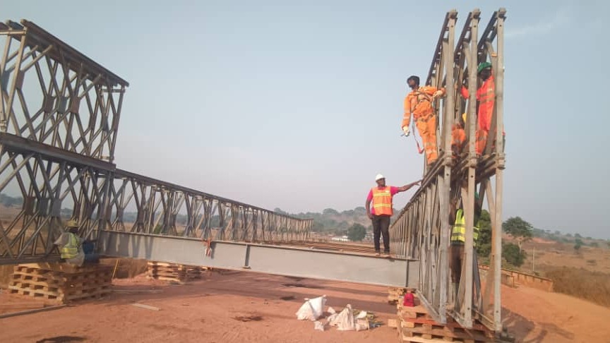 Pont en structure métallique Acrow sur la rivière Taram: l'entreprise doit accélérer la cadence des travaux