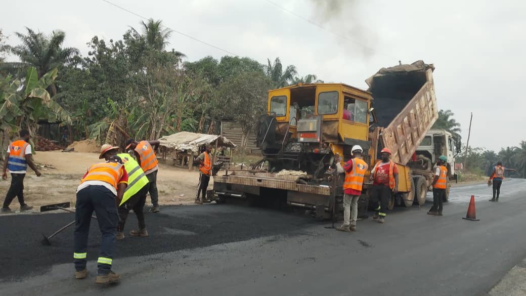 Entretien de la Nationale 5, Bekoko-pont du Nkam-Bandjoun : l’entreprise poursuite la mise en œuvre du béton bitumineux sur la section 1