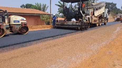 Désenclavement des bassins agricoles de l’Ouest : l’entreprise RAZEL poursuit les travaux sur certains tronçons