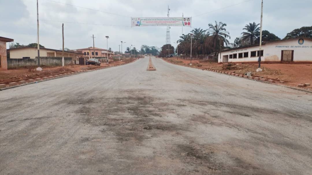 Construction de la route régionale Awae-Esse-Soa : l’entreprise progresse dans l’aménagement de la traversée urbaine de la ville d’Esse