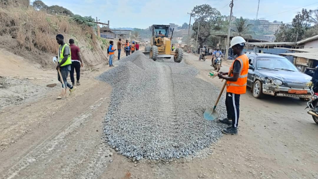 Route Douala Bonepoupa: le traitement des fondrières avec du geogrille démarre