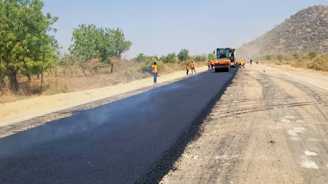 Reconstruction de la section Mora-Tchakamari: les travaux liés à la couche de base démarrent