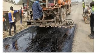 Route Douala-Bonepoupa (32,740km): l'entreprise évolue avec les travaux de mise en œuvre de la couche de base.