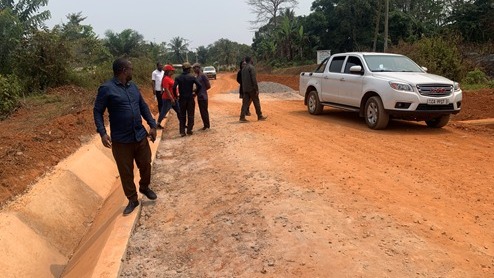 Entretien de la route Nkoumadjap-Nkolfong-Oveng-Inter N°9 aux produits stabilisants: les travaux démarrent