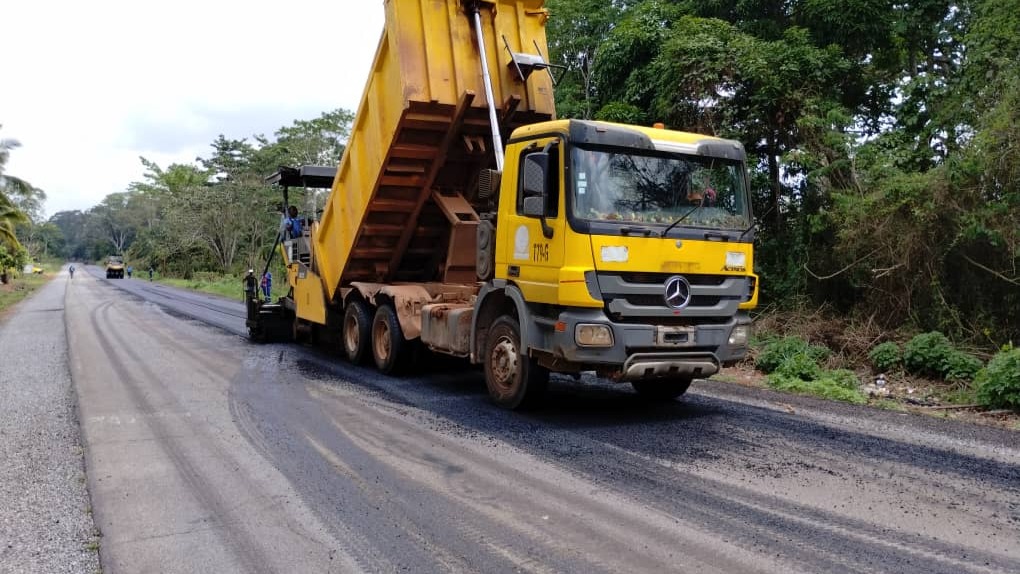 Entretien de la route Mbalmayo-Sangmélima: l'entreprise Arab Contractors démarre le recyclage sur le lot Ekombitie–Nkolaya III