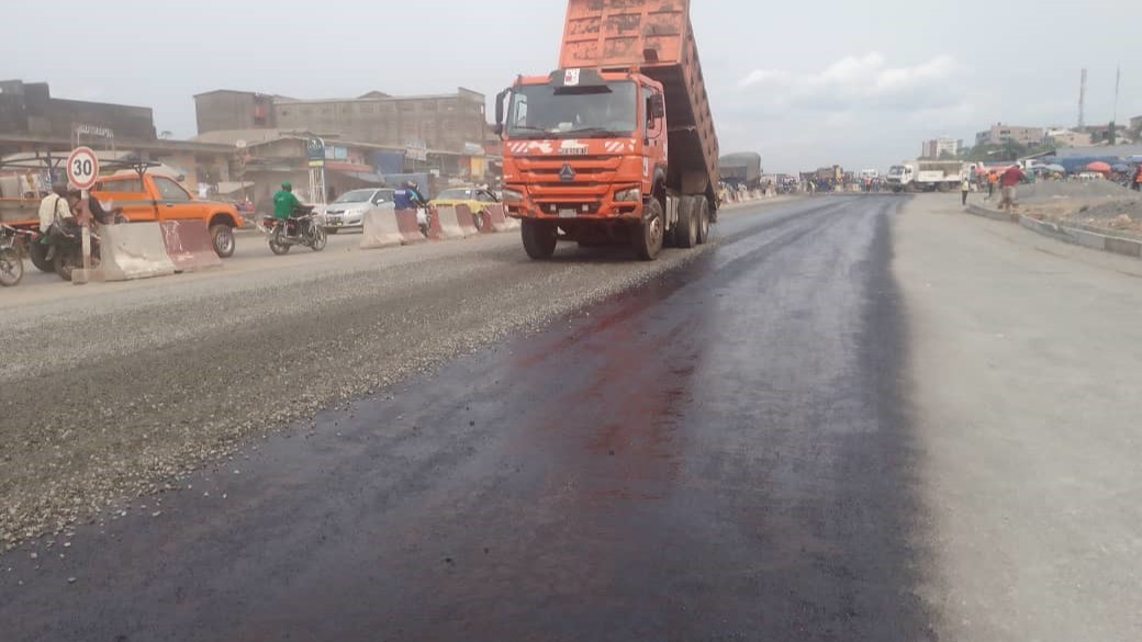 Entrée Est de Douala : les travaux de chaussée et d'assainissement s'accélèrent